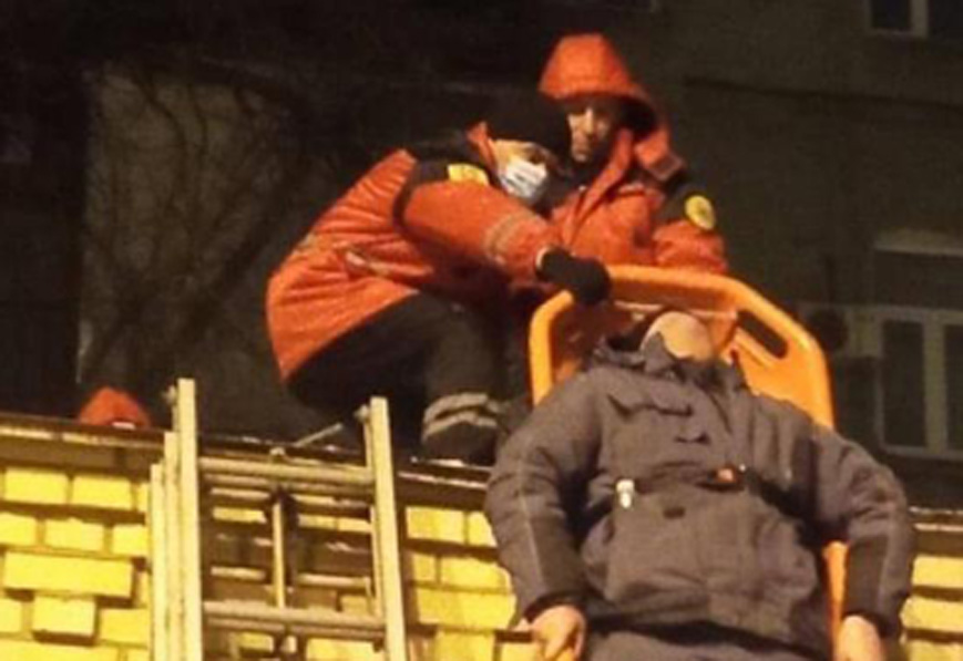 Акция за спасяване на ранен човек едва не завърши с