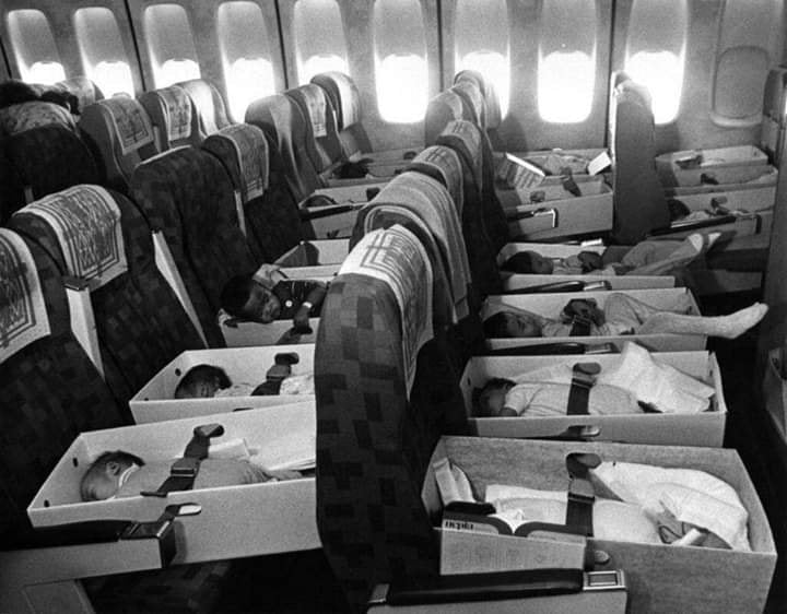 Снимката показва рейс от операцията „Babylift“. Това е акция на