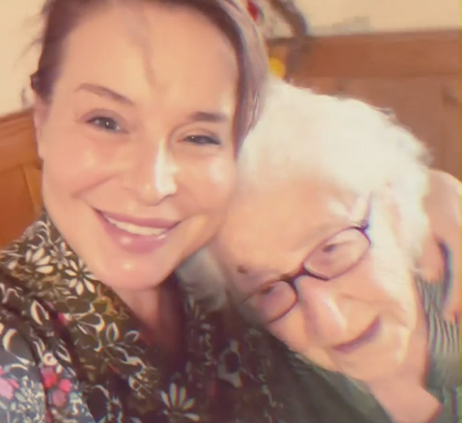 Кадри видео ФБМира Добрева се похвали с „пеньорчето“ на баба
