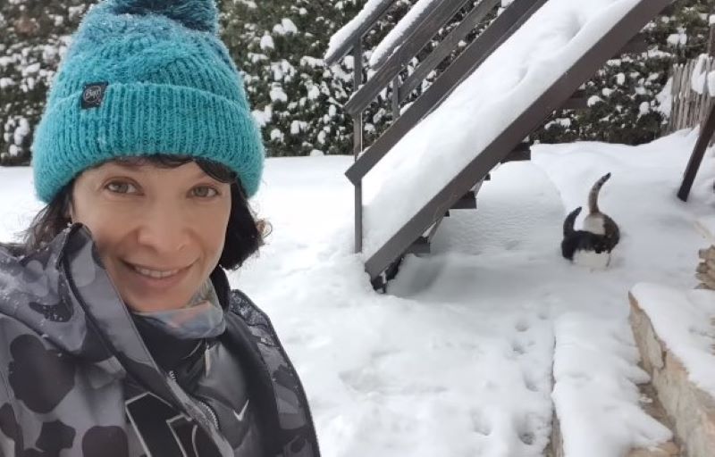кадри Фейсбук/Яна МариноваАктрисата Яна Маринова се радва пълноценно на снега